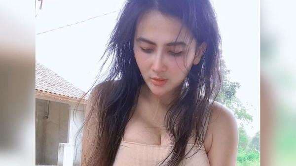 Aksi Diana Dee Starlight Ngulek Sambel pakai Tanktop, Netizen: Edan Aksi Diana Dee Starlight Ngulek Sambel pakai Tanktop, Netizen: Edan