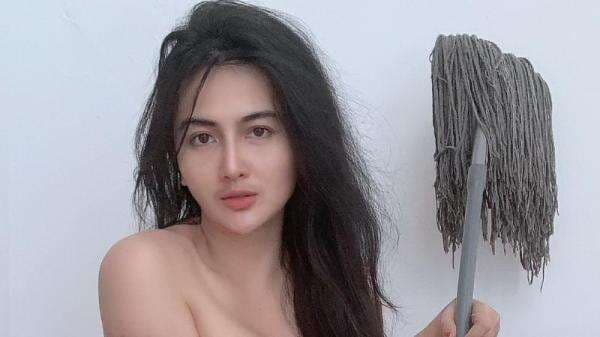 Baju Melorot, Gaya Diana Dee Starlight Jadi ART Seksi Bikin Netizen Gregetan! Baju Melorot, Gaya Diana Dee Starlight Jadi ART Seksi Bikin Netizen Gregetan!