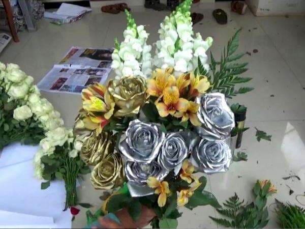 Buket Bunga Semewah Emas, Pembuatnya Bikin 200 Orderan Seharian! Buket Bunga Semewah Emas, Pembuatnya Bikin 200 Orderan Seharian!