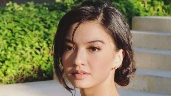 Jalan-Jalan Hanya Pakai Bra, Gaya Raline Shah Bikin Netizen Cemas! Jalan-Jalan Hanya Pakai Bra, Gaya Raline Shah Bikin Netizen Cemas!
