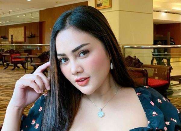 3 Gaya Foto Kekinian ala Intan Ratna Juwita, Mantan Istri Maell Lee yang Kerap Pamer Lekuk Tubuh 3 Gaya Foto Kekinian ala Intan Ratna Juwita, Mantan Istri Maell Lee yang Kerap Pamer Lekuk Tubuh
