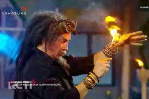 Master Limbad Atraksi Api di Panggung Konser Kemenangan KDI 2021, Grand Final Semakin Menegangkan Master Limbad Atraksi Api di Panggung Konser Kemenangan KDI 2021, Grand Final Semakin Menegangkan