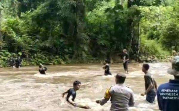 Puluhan Wisatawan Terjebak Banjir, Lihat Aksi Heroik Bhabinkamtibmas Puluhan Wisatawan Terjebak Banjir, Lihat Aksi Heroik Bhabinkamtibmas