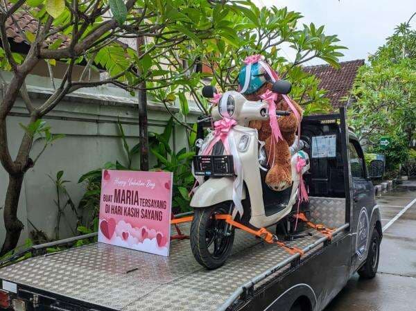 Romantis, Pria Ini Berikan Hadiah Motor Hias untuk Istri Saat Hari Valentine Romantis, Pria Ini Berikan Hadiah Motor Hias untuk Istri Saat Hari Valentine