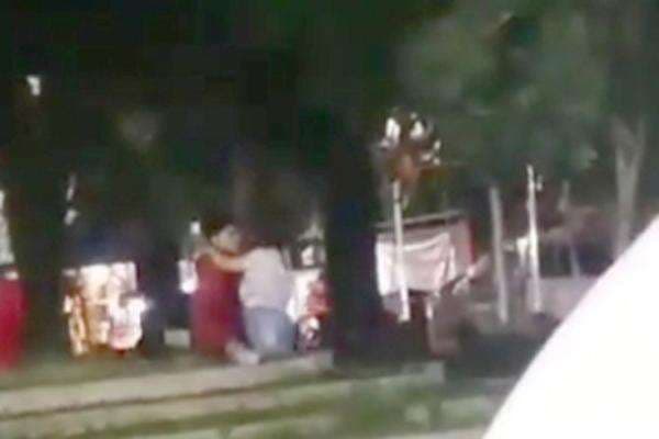 Viral ABG Ciuman di Alun-Alun Jonggol, Pengunggah Video Diburu Viral ABG Ciuman di Alun-Alun Jonggol, Pengunggah Video Diburu