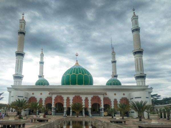 Bangga, Masjid Terbesar di Asia Tenggara Ada di Riau! Berdesain Mewah, Bikin Betah Ibadah Bangga, Masjid Terbesar di Asia Tenggara Ada di Riau! Berdesain Mewah, Bikin Betah Ibadah