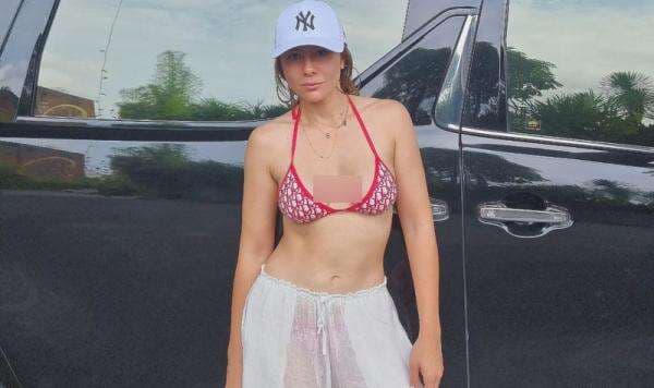 Menggoda, Wulan Guritno Berbalut Bikini dan Celana Tembus Pandang, Netizen: Auto Mimisan Deh! Menggoda, Wulan Guritno Berbalut Bikini dan Celana Tembus Pandang, Netizen: Auto Mimisan Deh!