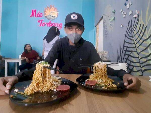 Sehari Habiskan 5 Kg Cabai! Sensasi Makan Mie Terbang, Pedasnya Bikin Melayang Sehari Habiskan 5 Kg Cabai! Sensasi Makan Mie Terbang, Pedasnya Bikin Melayang