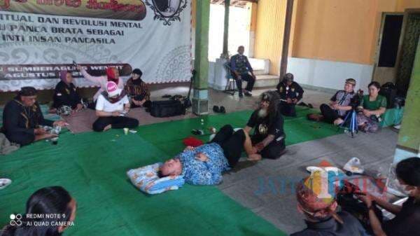 Suguhkan Pengobatan Alternatif, Mbah Gimbal Sambangi Malang Suguhkan Pengobatan Alternatif, Mbah Gimbal Sambangi Malang