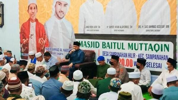 Jemaah Tumpah Ruah Sambut Habib Ahmad Al Habsyi di Sampanahan Kotabaru