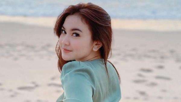 Mahalini Pakai Busana Menerawang di Pantai, Pacar Rizky Febian Bikin Netizen Gemas! Mahalini Pakai Busana Menerawang di Pantai, Pacar Rizky Febian Bikin Netizen Gemas!