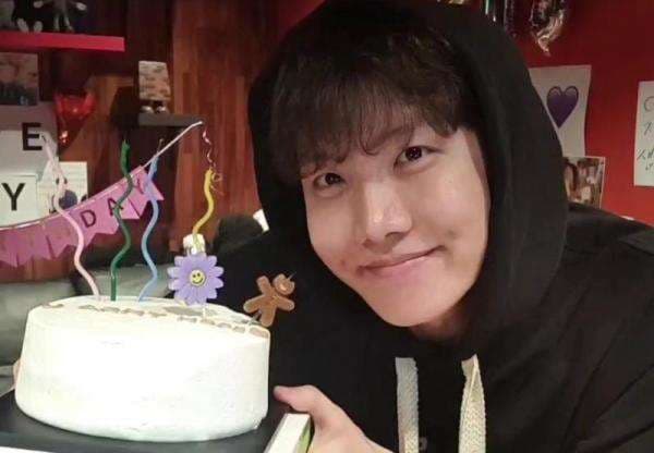 J-Hope BTS Ulang Tahun, ARMY Ramai-Ramai Beri Ucapan Selamat dan Doa J-Hope BTS Ulang Tahun, ARMY Ramai-Ramai Beri Ucapan Selamat dan Doa