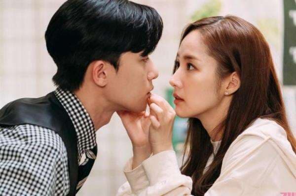 7 Hal yang Ada Dikepala Pria saat Berciuman 7 Hal yang Ada Dikepala Pria saat Berciuman