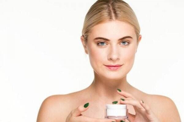 5 Step Skincare untuk Memperlambat Tanda Penuaan di Kulit, Sunscreen dan Pelembab Tetap Utama
