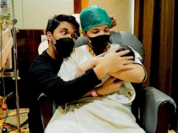 Thariq Puji Baby AH Depan Atta: Padahal Lu Enggak Ganteng Banget, Kok Anak Lu Cantik Ya Thariq Puji Baby AH Depan Atta: Padahal Lu Enggak Ganteng Banget, Kok Anak Lu Cantik Ya