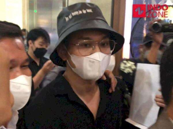 Indra Kenz Tiba di Bareskrim, Penuhi Panggilan Pemeriksaan Indra Kenz Tiba di Bareskrim, Penuhi Panggilan Pemeriksaan