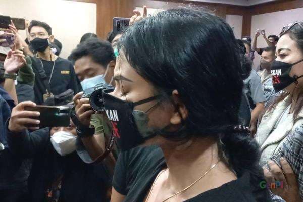 Jerinx SID Divonis 1 Tahun, Nih Reaksi Nora Alexandra di Sidang Jerinx SID Divonis 1 Tahun, Nih Reaksi Nora Alexandra di Sidang