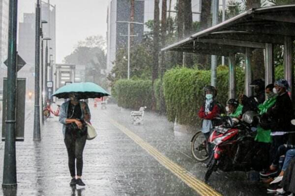 Imbauan BMG: Waspadai Cuaca Buruk, Hujan Lebat Disertai Angin Kencang dan Petir