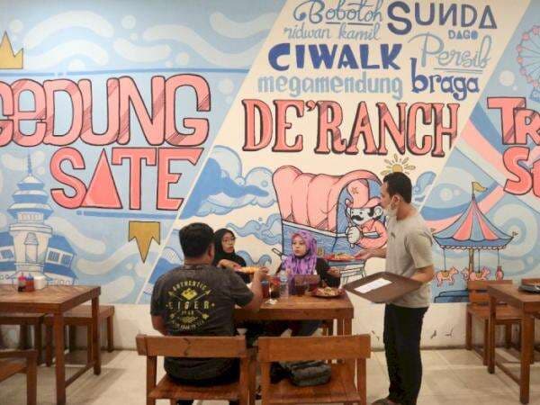 Berkonsep Bandung! Kedai Mie Atuh Sehari Habisnya 15 kg Mie, Omzetnya Jutaan Rupiah Berkonsep Bandung! Kedai Mie Atuh Sehari Habisnya 15 kg Mie, Omzetnya Jutaan Rupiah