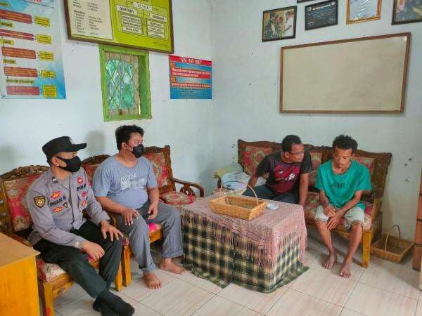 Polsek Cikeusal Amankan ODGJ yang Masuk Permukiman Warga Polsek Cikeusal Amankan ODGJ yang Masuk Permukiman Warga