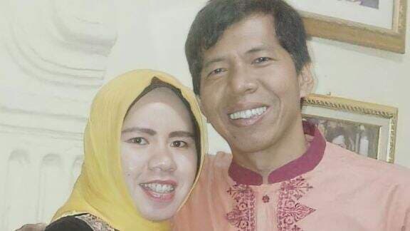 Rohimah Ali Mantan Istri Kiwil Sah Dinikahi Pria Bule asal Turki, Paras Suami Baru Jadi Sorotan! Rohimah Ali Mantan Istri Kiwil Sah Dinikahi Pria Bule asal Turki, Paras Suami Baru Jadi Sorotan!