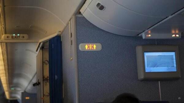 Ingat! Jangan Lakukan Hal Ini di Toilet Pesawat, Akibatnya Fatal
