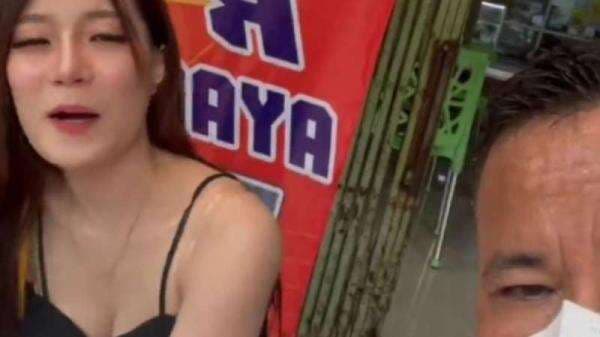 Hotman Paris Hutapea Makan di Warung, Cewek Cantik di Sebelahnya Bikin Gagal Fokus Hotman Paris Hutapea Makan di Warung, Cewek Cantik di Sebelahnya Bikin Gagal Fokus