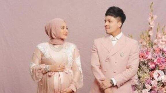 Atta Halilintar dan Aurel Hermansyah Perdana Bagikan Wajah Sang Anak, Nama Baby AH Tuai Sorotan! Atta Halilintar dan Aurel Hermansyah Perdana Bagikan Wajah Sang Anak, Nama Baby AH Tuai Sorotan!