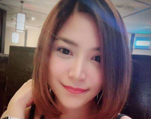 4 Potret Kece Pramugari Sutaros, Pesonanya Luluhkan Hati Lelaki 4 Potret Kece Pramugari Sutaros, Pesonanya Luluhkan Hati Lelaki