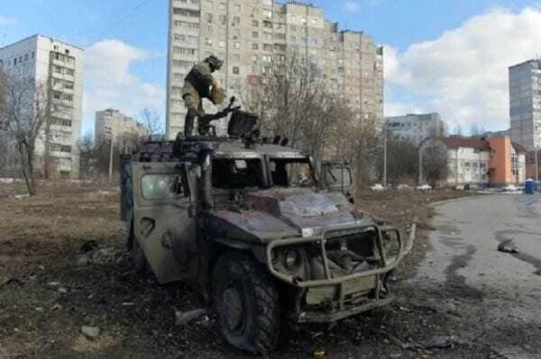 Serangan Artileri Rusia Bombardir Distrik Perumahan di Kharkiv