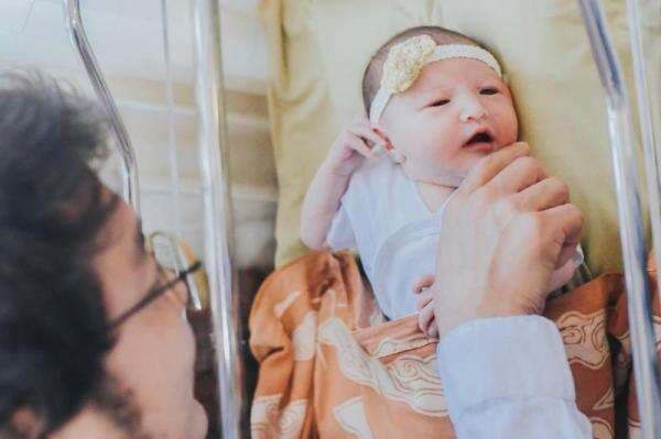 Dimas Anggara Ungkap Keajaiban Adzan, Dengar Suaranya Baby Djiwa Langsung Tenang Dimas Anggara Ungkap Keajaiban Adzan, Dengar Suaranya Baby Djiwa Langsung Tenang