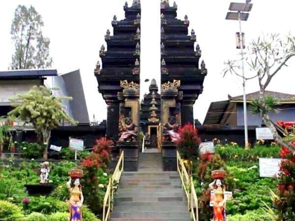 Pura Luhur Giri Arjuno, Pura Besar Berdiri di Tengah Perkebunan Apel Pura Luhur Giri Arjuno, Pura Besar Berdiri di Tengah Perkebunan Apel