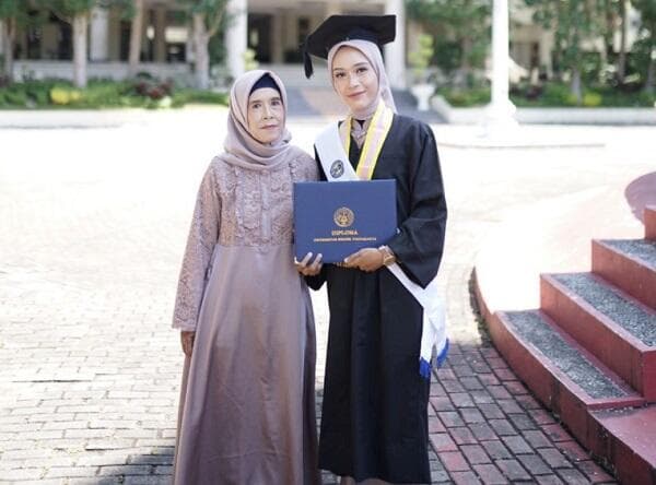 Kisah Putri Pedagang Sayur Keliling yang Berhasil Lulus dengan IPK 3,84 Kisah Putri Pedagang Sayur Keliling yang Berhasil Lulus dengan IPK 3,84