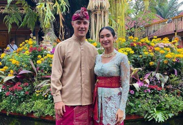 Kisah Happy Salma Pindah Agama Hindu, Bahagia Hidup bersama Bangsawan Bali Kisah Happy Salma Pindah Agama Hindu, Bahagia Hidup bersama Bangsawan Bali