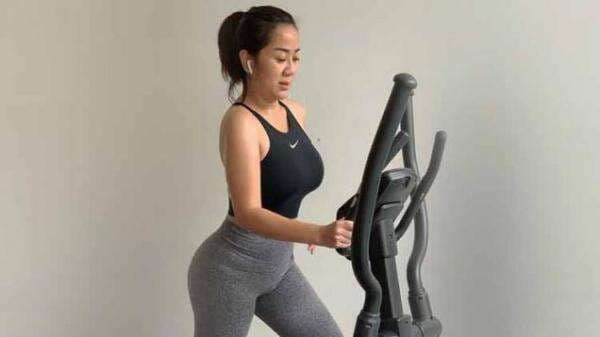 Tante Ernie Merem Melek Pose Manja di Ranjang, Netizen: Lembut Bikin Adem Tante Ernie Merem Melek Pose Manja di Ranjang, Netizen: Lembut Bikin Adem