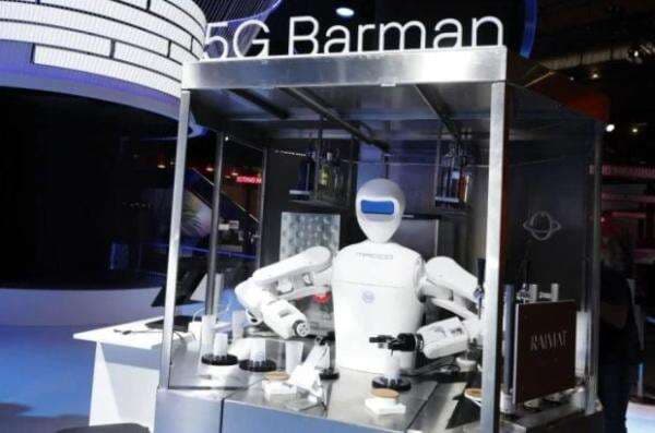 Robot Bartender Kime Siap Meracik Minuman Lewat Jaringan 5G Robot Bartender Kime Siap Meracik Minuman Lewat Jaringan 5G