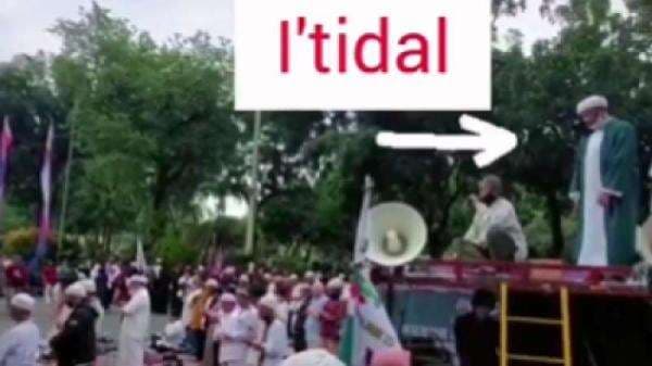 Salat di Atas Mobil, Pria Berjubah Hijau Rukuk Dua Kali, Warganet: Aliran Sesat! Salat di Atas Mobil, Pria Berjubah Hijau Rukuk Dua Kali, Warganet: Aliran Sesat!