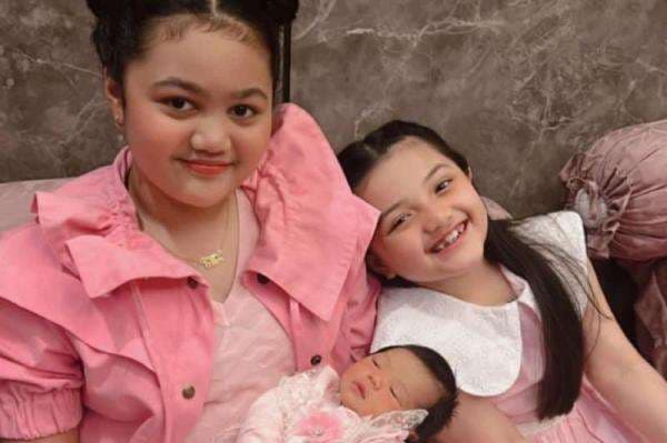 Krisdayanti Bagikan Momen Kedekatan Arsy dan Amora, Dua Tante Cilik Kompak Gendong Ameena Hanna Nur Atta Krisdayanti Bagikan Momen Kedekatan Arsy dan Amora, Dua Tante Cilik Kompak Gendong Ameena Hanna Nur Atta