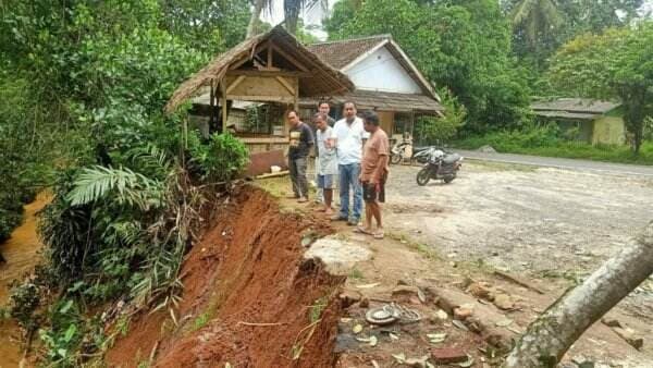 Penampakan Tebing Bantaran Sungai Cikempong usai Longsor Bikin 40 Rumah Warga Terancam
