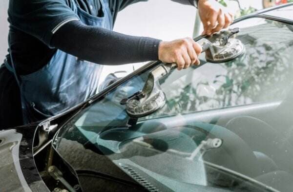 Cara Bersihkan Kaca Mobil yang Kusam, Bisa Pakai Air Soda dan Pasta Gigi