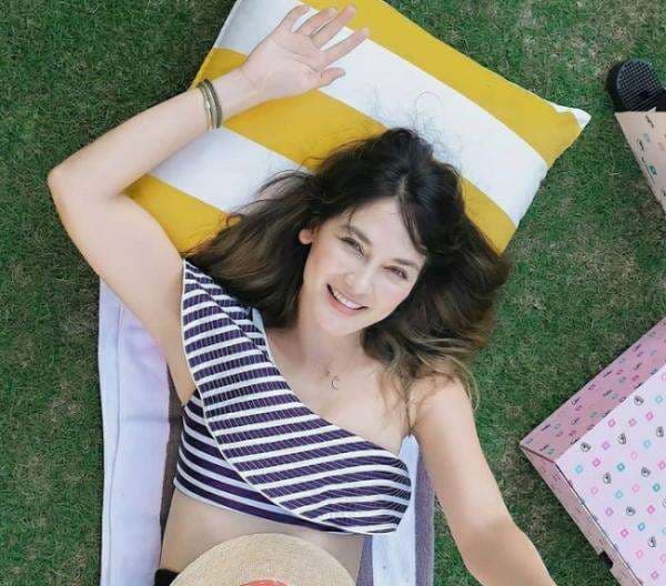 Luna Maya Berjemur Manja Pake Bikini, Para Netizen Soroti Bagian Ini.. Luna Maya Berjemur Manja Pake Bikini, Para Netizen Soroti Bagian Ini..