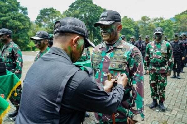 Pangkostrad Letjen TNI Maruli Simanjuntak Terima Brevet Kehormatan Intai Tempur
