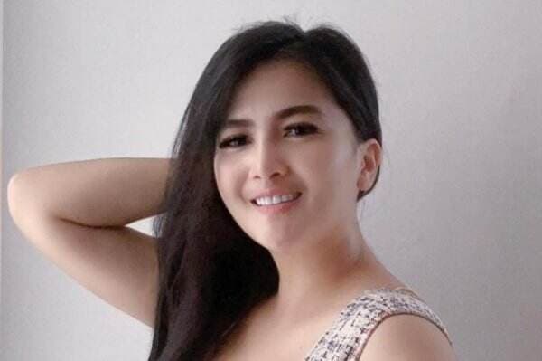Pose Seksi Dianna Dee Pakai Overall Mini Bikin Salfok, Netizen: Mama Muda Bergairah!