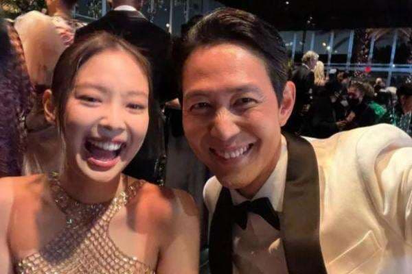 Lee Jung Jae Dapat Hadiah Spesial dari Jennie BLACKPINK, Netizen: So Sweet Lee Jung Jae Dapat Hadiah Spesial dari Jennie BLACKPINK, Netizen: So Sweet