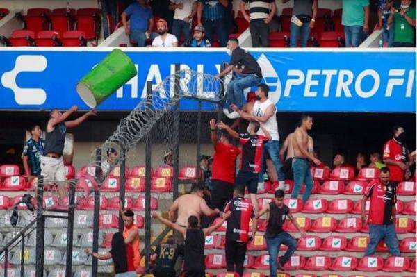 Tragedi Sepak Bola Liga Meksiko Bak Medan Pertempuran Suporter, Belasan Fans Diduga Tewas Tragedi Sepak Bola Liga Meksiko Bak Medan Pertempuran Suporter, Belasan Fans Diduga Tewas