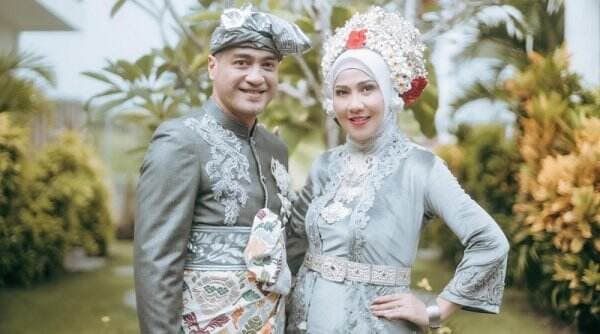 Potret Pernikahan Venna Melinda dan Ferry Irawan, Serasi Berbusana Adat Bali!