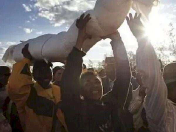 6 Ritual Aneh di Dunia yang Hingga Kini Masih Dilakukan oleh Masyarakat Setiap Tahunnya 6 Ritual Aneh di Dunia yang Hingga Kini Masih Dilakukan oleh Masyarakat Setiap Tahunnya