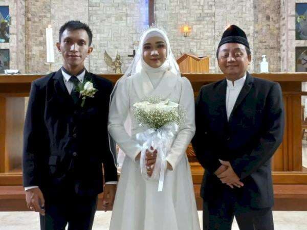 Senyum Merekah Pasangan Nikah Beda Agama di Semarang, Pemberkatan di Gereja Senyum Merekah Pasangan Nikah Beda Agama di Semarang, Pemberkatan di Gereja