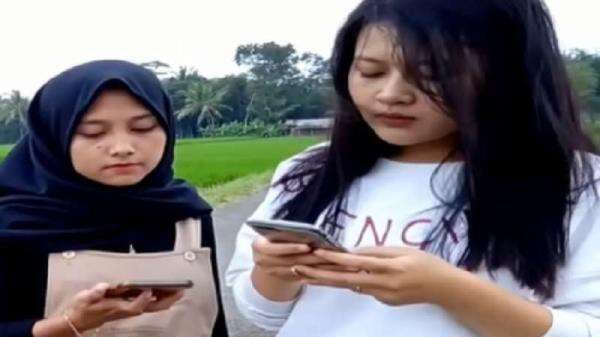 Tidak Hanya Punya Banyak Tato, Dua Puteri Kades Hoho Ternyata Berparas Cantik Tidak Hanya Punya Banyak Tato, Dua Puteri Kades Hoho Ternyata Berparas Cantik