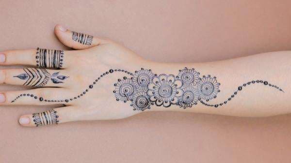 7 Cara Mudah Pakai Henna Agar Terlihat Lebih Cantik 7 Cara Mudah Pakai Henna Agar Terlihat Lebih Cantik